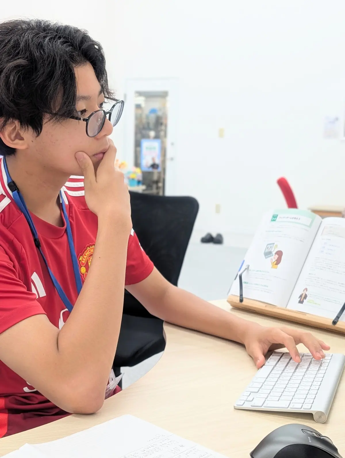 真剣な表情でプログラミングに取り組む生徒