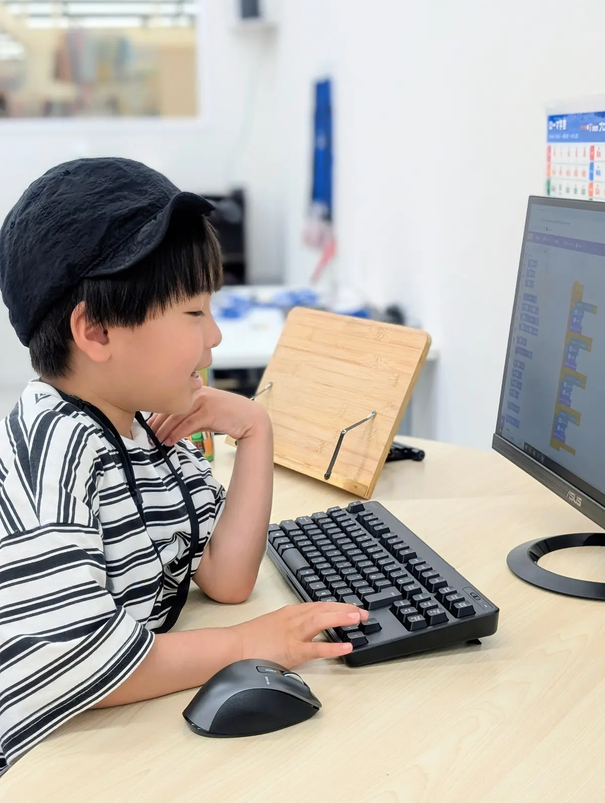 笑顔でScratchに取り組む生徒