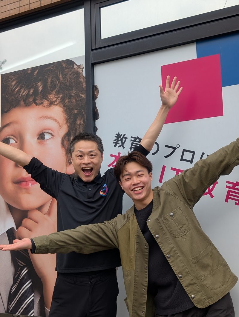 卒業生と教室長こやま先生