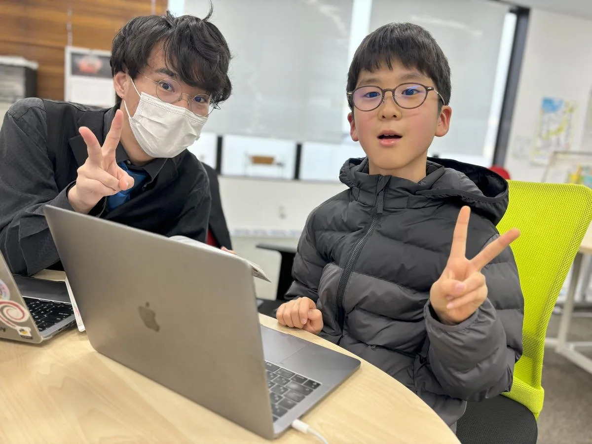 先生と一緒に授業する様子