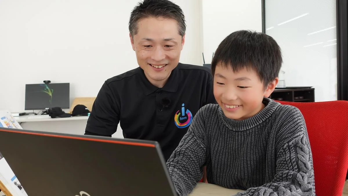 先生と生徒が一緒に学ぶ様子